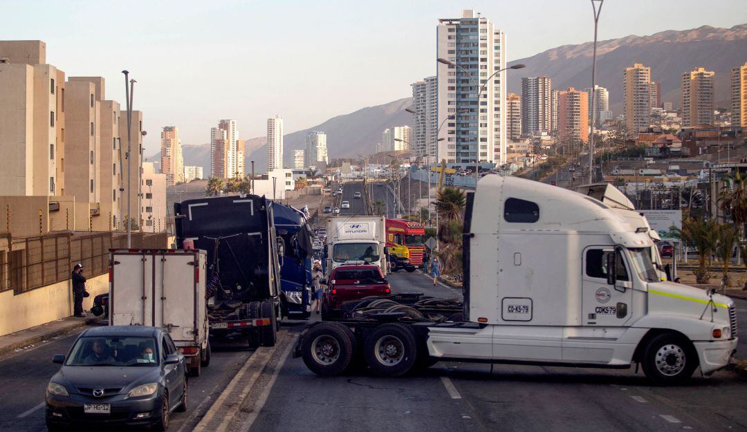 Camiones bloquean la vía hacia la ciudad de Iquique