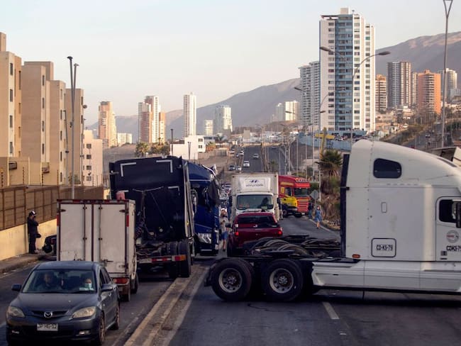 Camiones bloquean la vía hacia la ciudad de Iquique