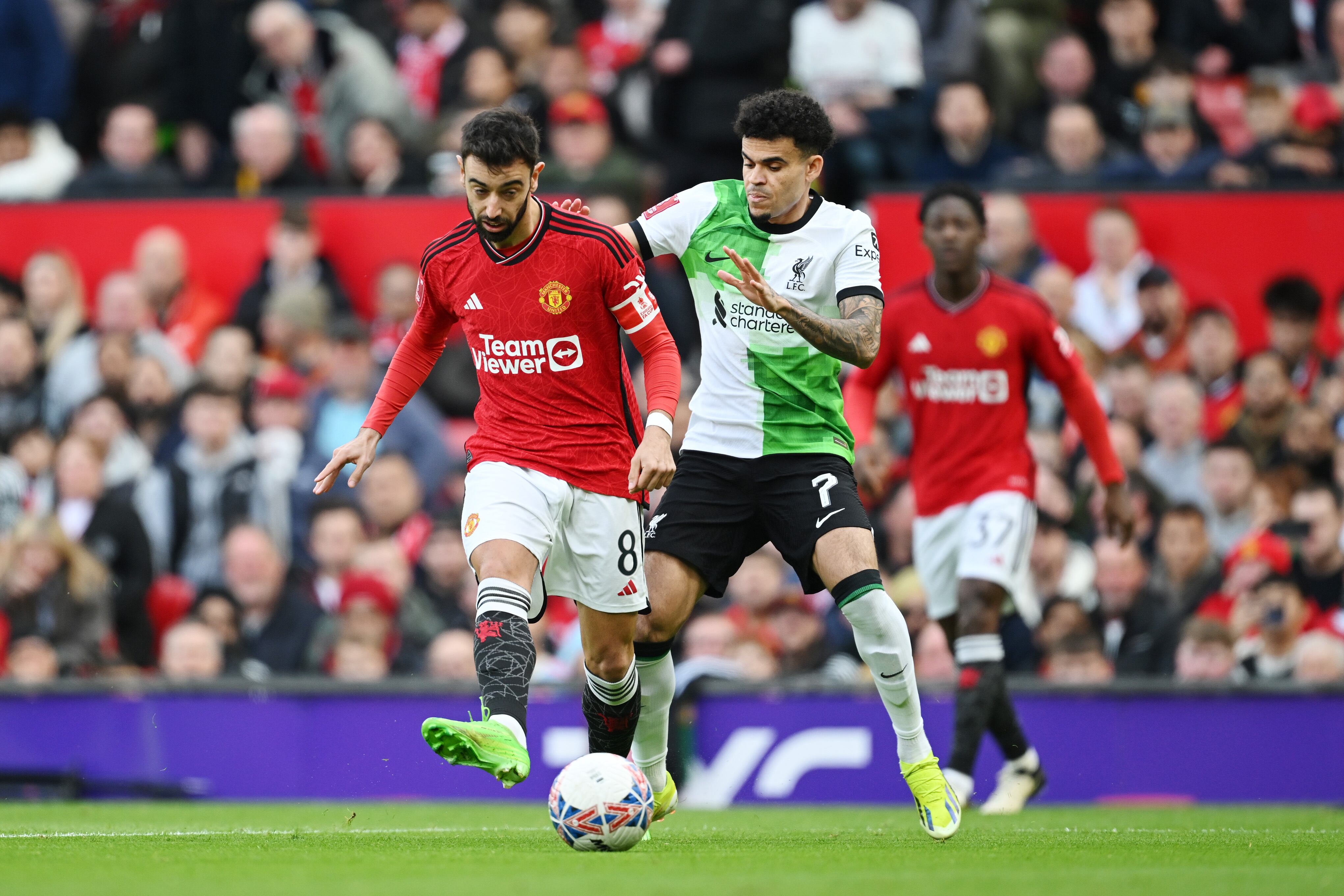 Luis Díaz disputando una pelota con Bruno Fernandes. (Photo by Michael Regan/Getty Images)