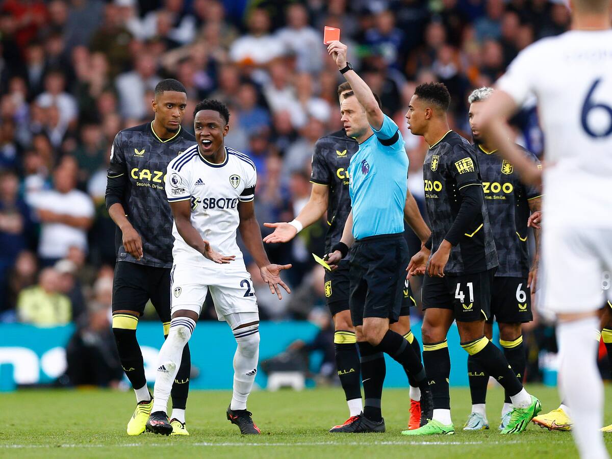 Luis Sinisterra fue titular, pero sufrió una insólita expulsión con Leeds: así fue