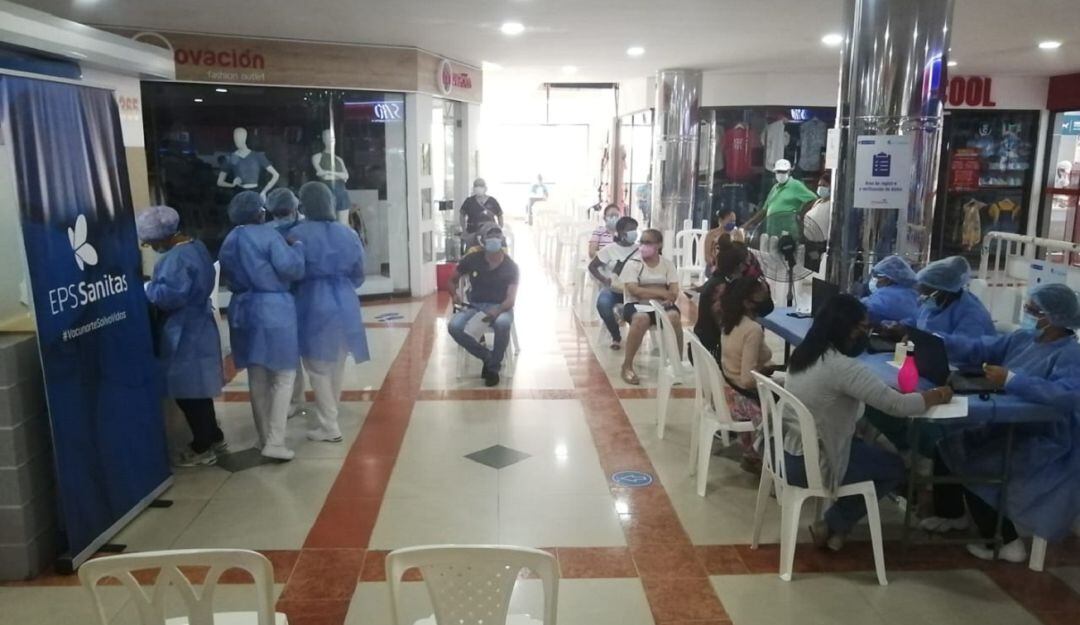 Punto de vacunación en el centro comercial La Plazuela