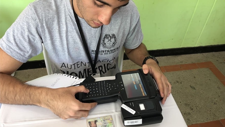Filas de más de una hora para verificación de biometría en Piedecuesta, Santander. Foto: W Radio