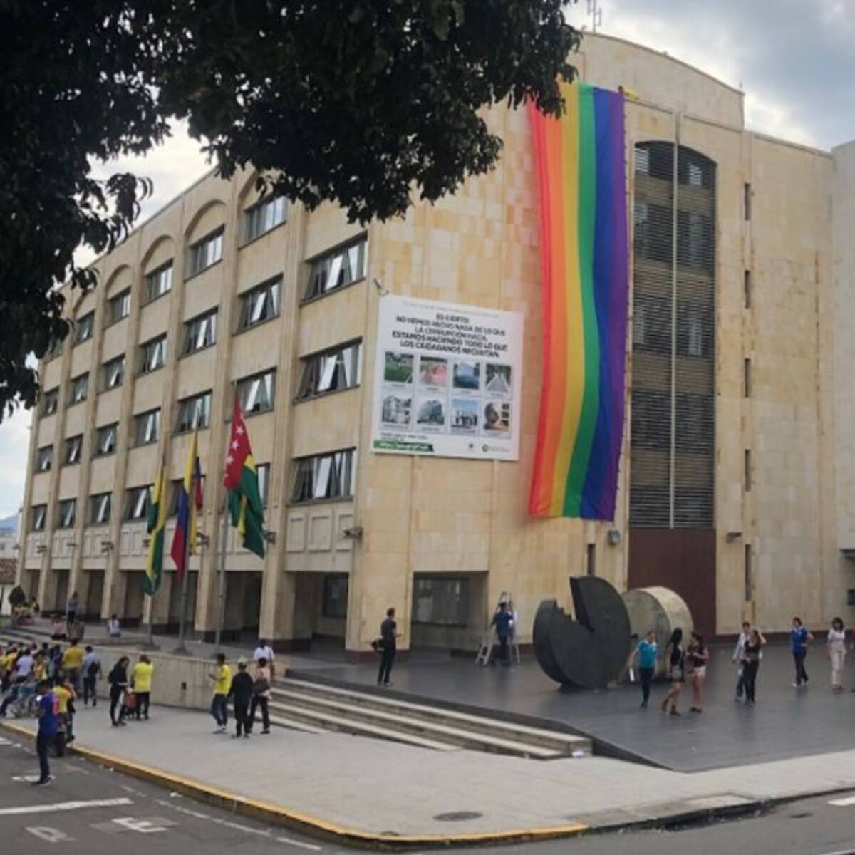 Izarán bandera LGBTI y Trans en la Alcaldía de Bucaramanga