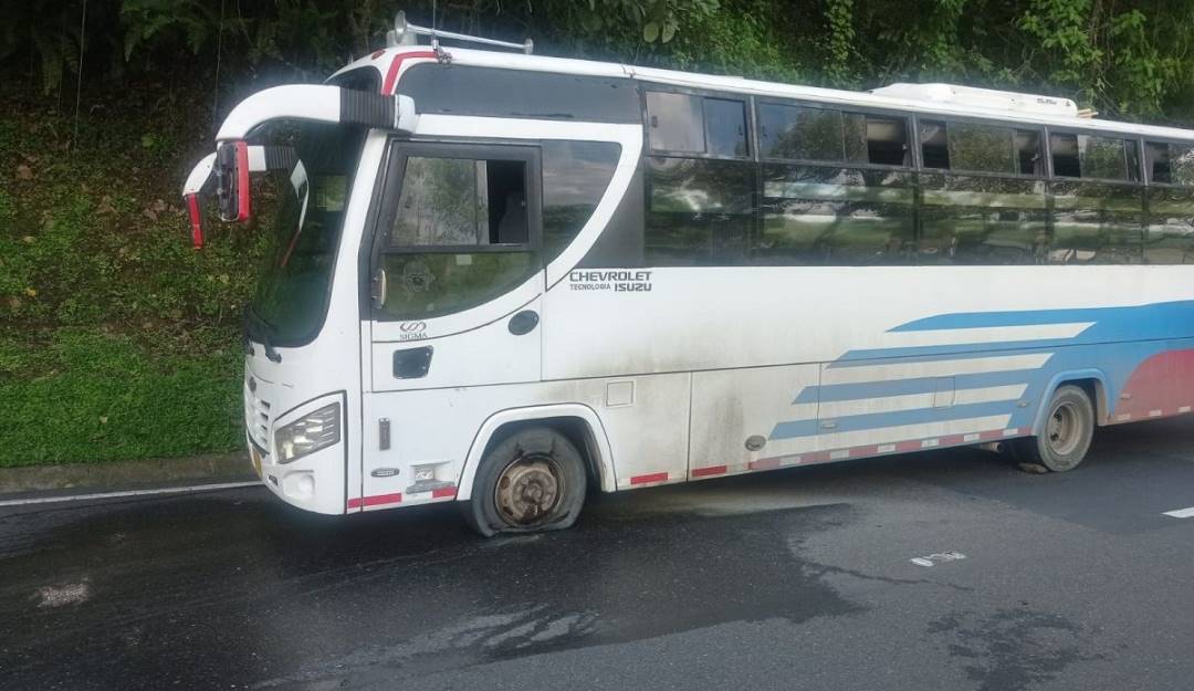 Incendio de un bus, no dejó heridos. Crédito: Cuerpo Oficial de Bomberos de Manizales.