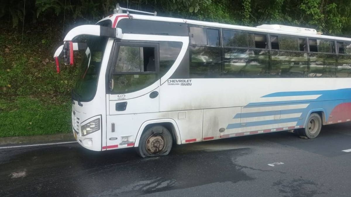 Bus que movilizaba policías por vías de Manizales, se incendió pero no dejó heridos