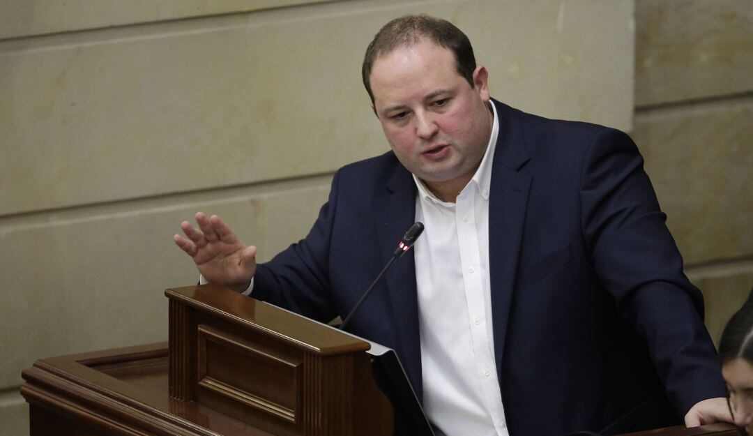 A través de su cuenta de Twitter, el congresista denunció que Petro supuestamente también estigmatiza a la economía, petróleo y turismo
