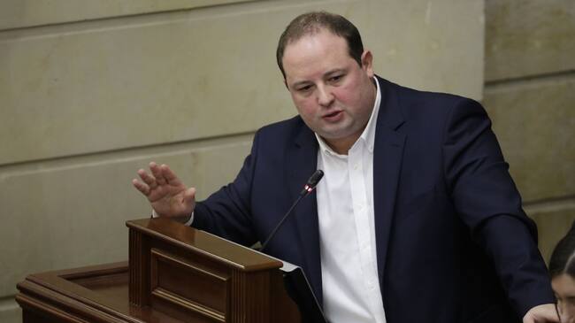 A través de su cuenta de Twitter, el congresista denunció que Petro supuestamente también estigmatiza a la economía, petróleo y turismo