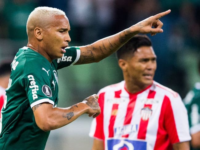 El último partido de Junior con un brasileño fue ante Palmeiras en 2019. Al fondo se puede observar a &#039;Teo&#039; Gutiérrez.