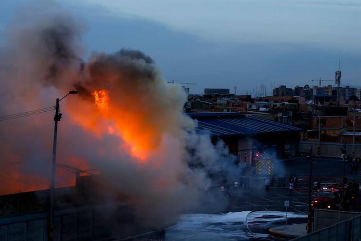 Oficiales del Cuerpo de Bomberos de las localidades de Puente Aranda, Garcés Navas y Fontibón atendieron un incendio estructural, en una bodega de solventes, ubicada en la carrera 119 con 64, en la localidad de Engativá, al occidente de Bogotá.