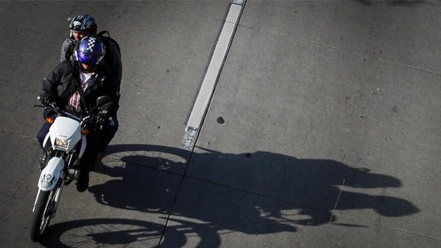 Más de 240 comparendos se han impuesto por no acatar restricción a parrillero en Bogotá. Foto: Colprensa