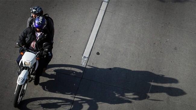 Más de 240 comparendos se han impuesto por no acatar restricción a parrillero en Bogotá. Foto: Colprensa