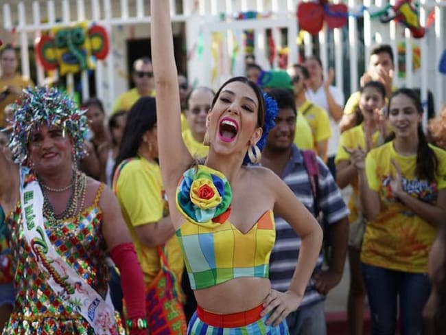 La reina celebra su cumpleaños en los barrios más carnavaleros