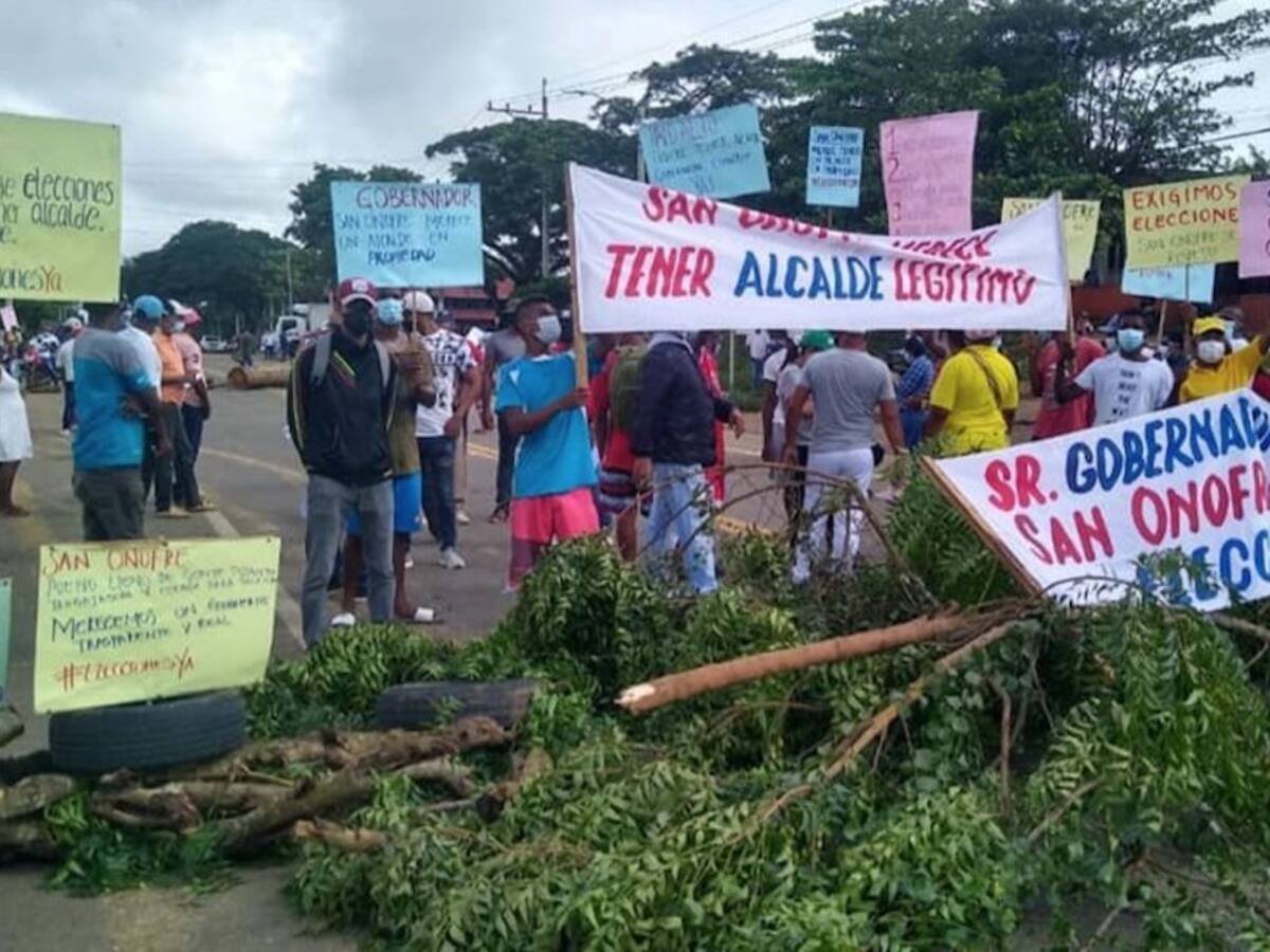 Vía Sucre-Bolívar, bloqueada por habitantes de San Onofre