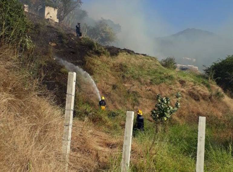 Incendio forestal en cerro Ziruma, Santa Marta. /FOTO BOMBEROS