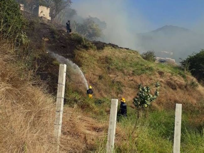 Incendio forestal en cerro Ziruma, Santa Marta. /FOTO BOMBEROS