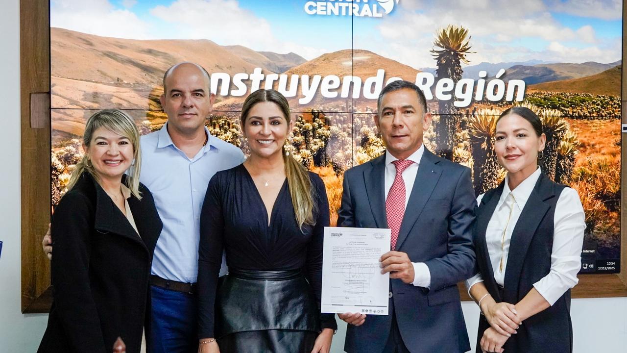 Autoridades de la Región Central acompañaron la posesión de Luis Fernando Sanabria Martínez como nuevo gerente de la RAP-E para el periodo 2026–2029. Foto/ Prensa RAP-E