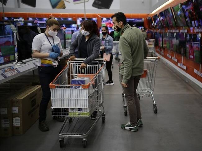 Cierre de un Alkosto en Bogotá por aglomeraciones durante el día sin IVA . Foto: Colprensa