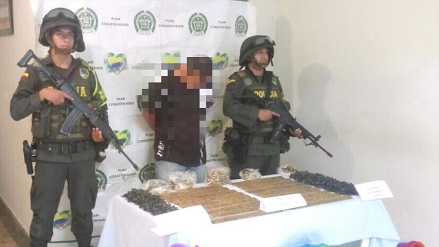 Un sujeto fue capturado por la Policía Nacional tras ser sorprendido transportando abundante material bélico en un vehículo de servicio público de pasajeros. Foto: Policía Nacional