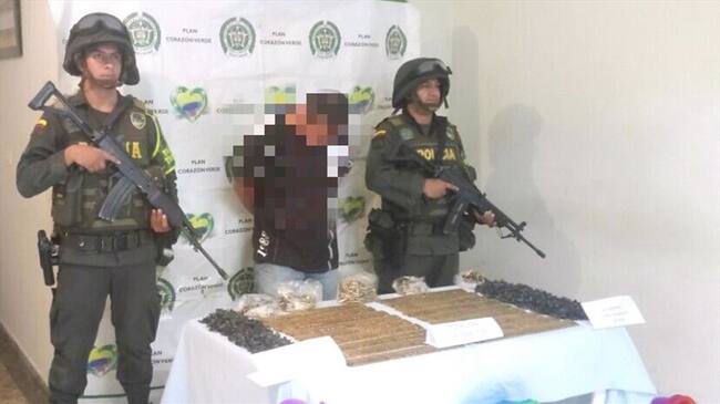 Un sujeto fue capturado por la Policía Nacional tras ser sorprendido transportando abundante material bélico en un vehículo de servicio público de pasajeros. Foto: Policía Nacional