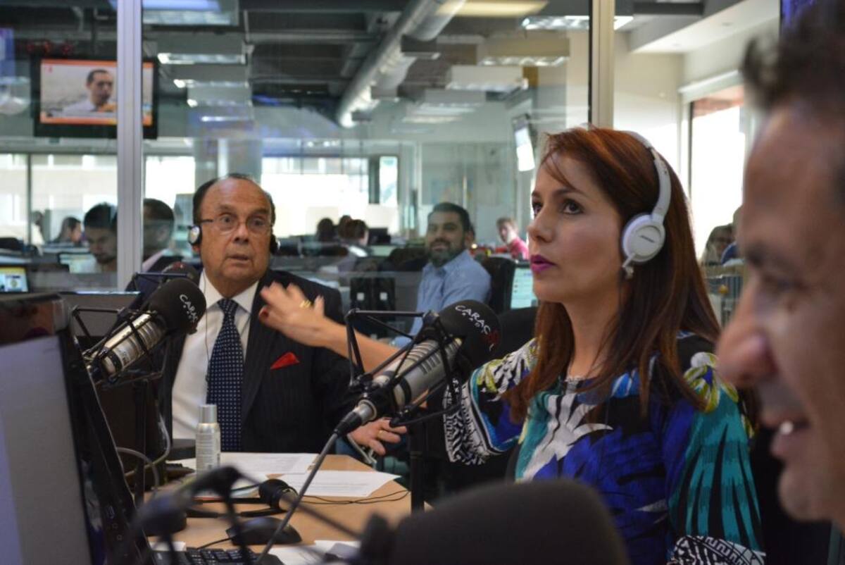 Tras dos décadas de estar inundando de humor a los colombianos, el admirado periodista se retira de La Luciérnaga, vea como desarrolla su último programa.