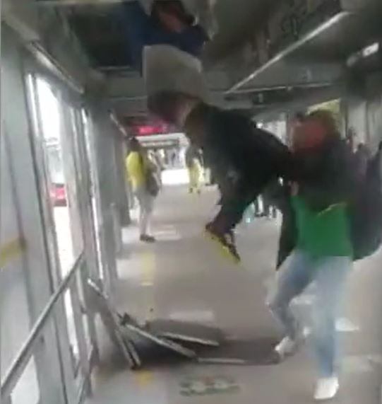 Hombre enfrentando a ladrón de láminas de Transmilenio. Foto: Redes sociales