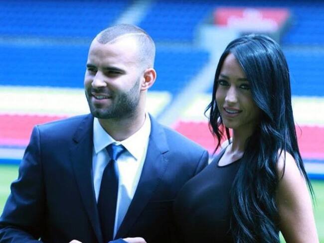 Aurah Ruíz, su novia de aproximadamente dos meses, deslumbró a la prensa parisina con un ceñido vestido negro.