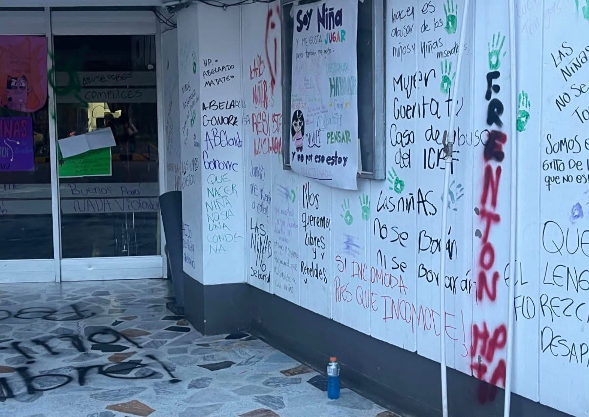 Vandalizan sede del ICBF en Bogotá en medio de protestas por la eliminación de la palabra “niñas”