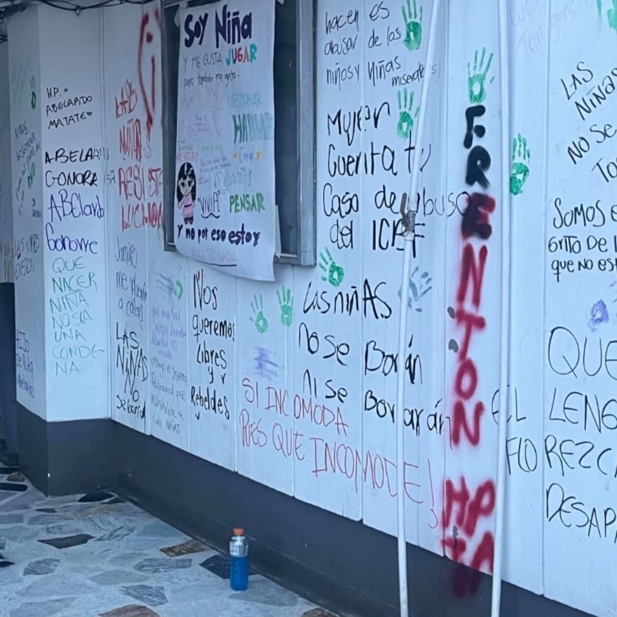 Vandalizan sede del ICBF en Bogotá en medio de protestas por la eliminación de la palabra “niñas”