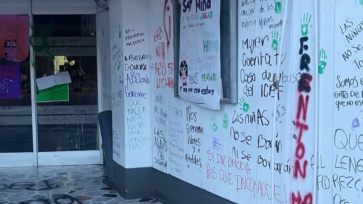 Vandalizan sede del ICBF en Bogotá en medio de protestas por la eliminación de la palabra “niñas”
