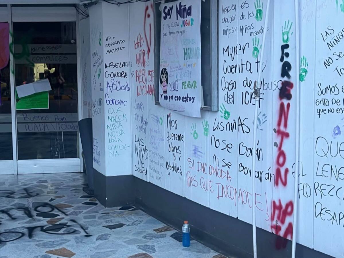 Vandalizan sede del ICBF en Bogotá en medio de protestas por la eliminación de la palabra “niñas”