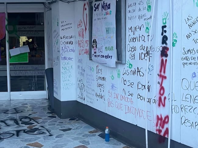 Vandalizan sede del ICBF en Bogotá en medio de protestas por la eliminación de la palabra “niñas”