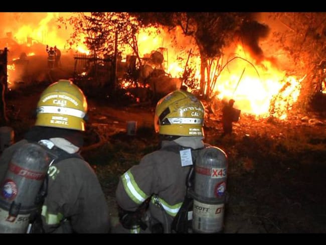 Voraz incendio consumió fábrica de plásticos en el oriente de Cali