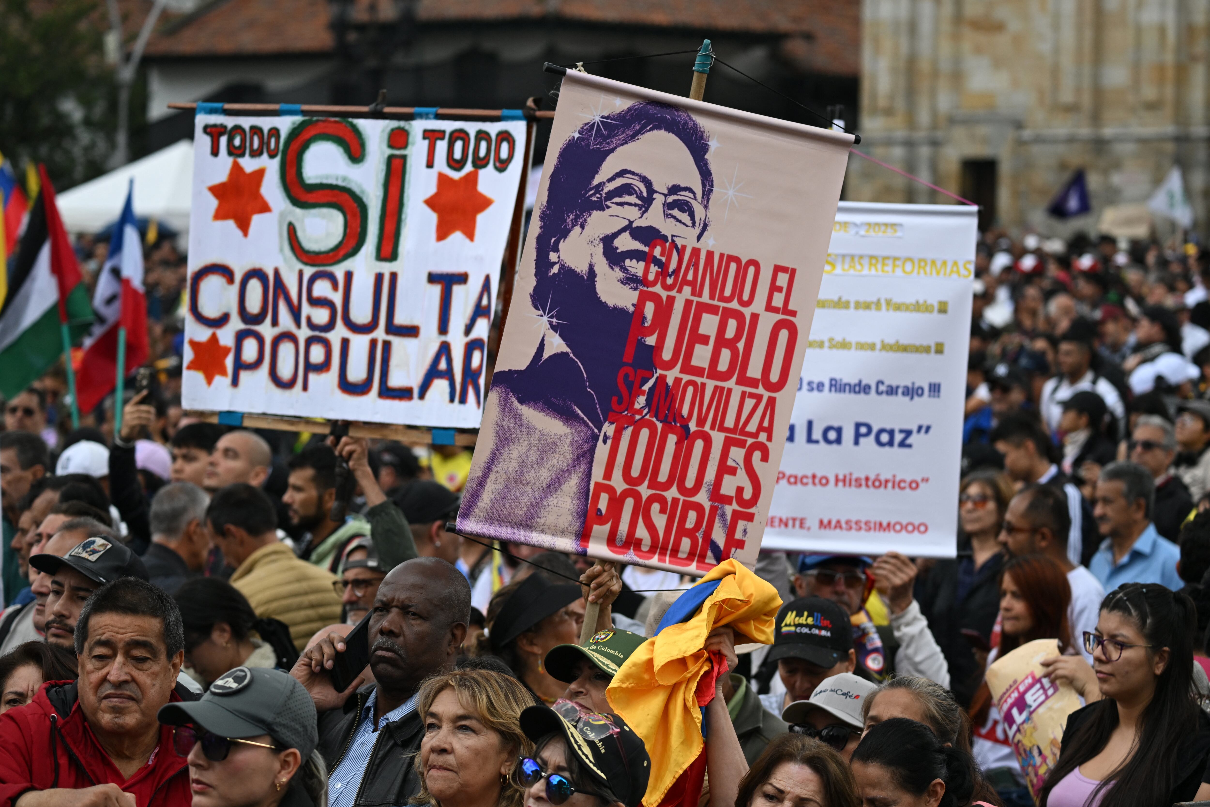 Gustavo Petro asisten a una manifestación en Bogotá el 18 de marzo de 2025. (Foto de RAUL ARBOLEDA/AFP vía Getty Images)