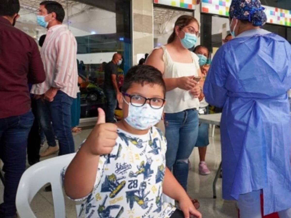 Vuelve vacunación contra la COVID-19 a colegios de Bucaramanga