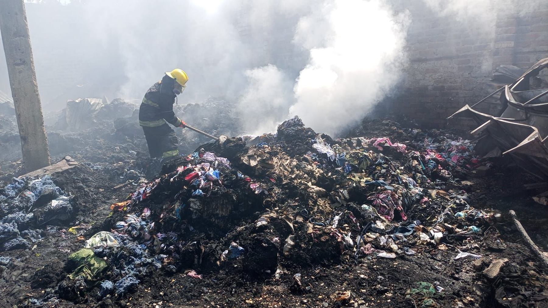 Incendio consumió fábrica de colchones en Ibagué