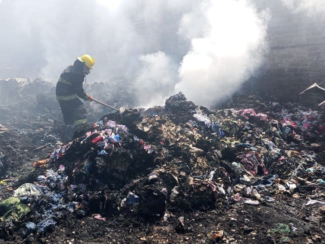 Incendio consumió fábrica de colchones en Ibagué