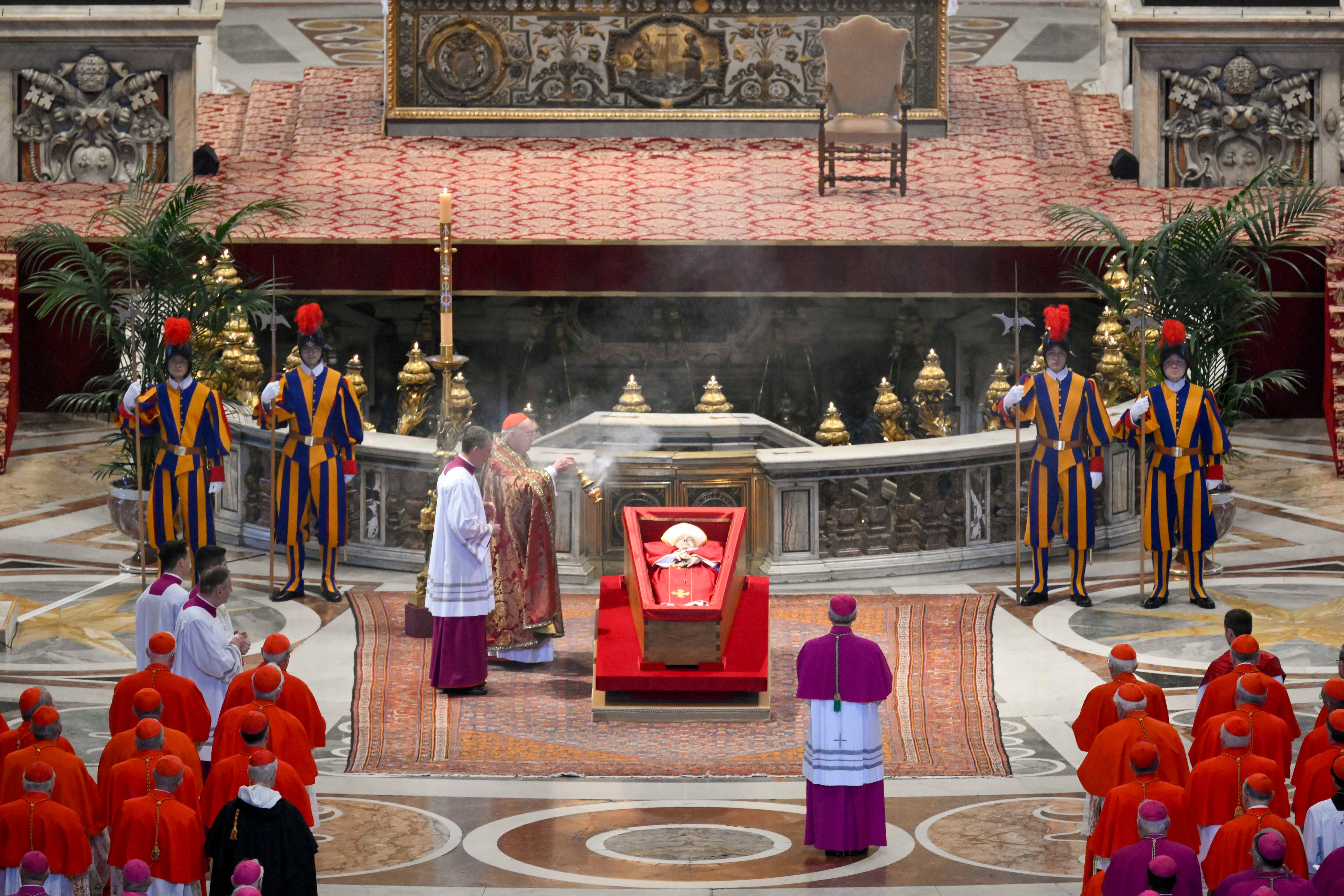 CIUDAD DEL VATICANO, 23/04/2025.- El féretro abierto del papa Francisco, en la basílica de San Pedro ante el Altar de la Confesión antes de que los fieles puedan darle el último adiós, este miércoles. La ceremonia del traslado del féretro del papa Francisco, que falleció este lunes a los 88 años, de la capilla de Santa Marta, comenzó a las 9.00 hora local (7.00 GMT ) desde la que fue su residencia, a la basílica de San Pedro. EFE/ Mario Tomassetti/Dicasterio Para La Comunicación Del Vaticano SOLO USO EDITORIAL/SOLO DISPONIBLE PARA ILUSTRAR LA NOTICIA QUE ACOMPAÑA (CRÉDITO OBLIGATORIO)