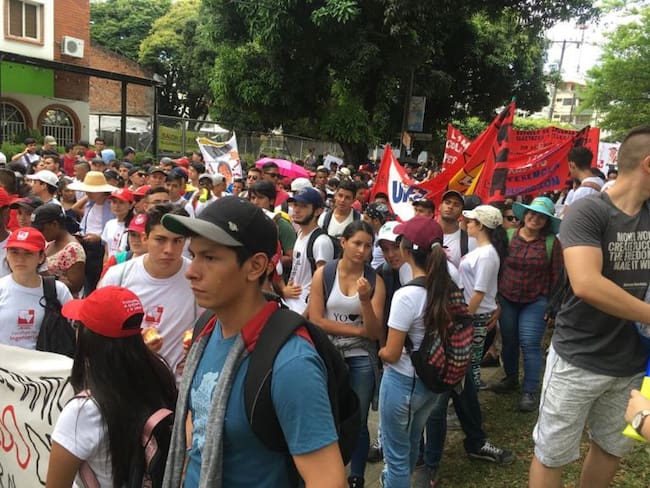 Cacerolazo y quema de llantas deja protesta de estudiantes de Univalle