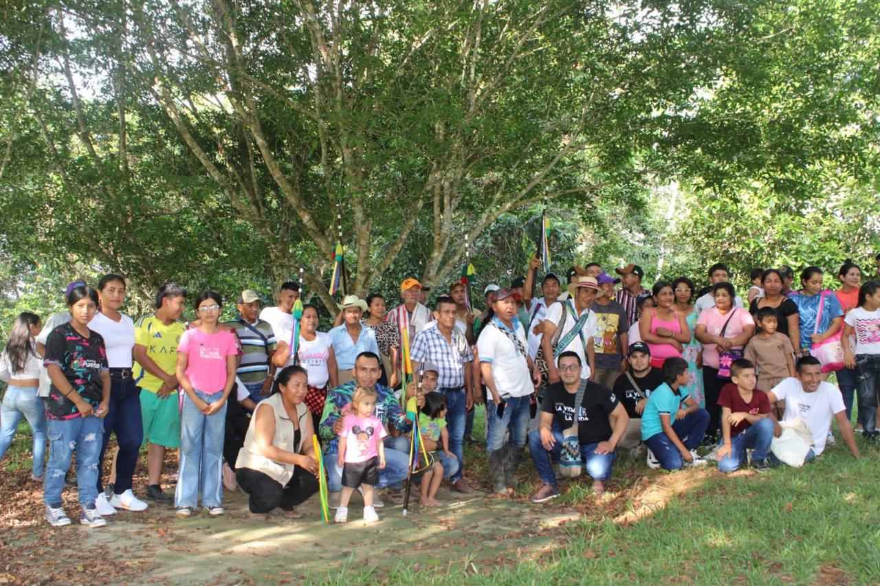 La protección del territorio hace parte de las decisiones colectivas del resguardo Nasa Kiwe, donde la conservación del bosque se articula con las actividades productivas, la educación y la vida comunitaria. | Foto: Comunidad Nasa Kiwe