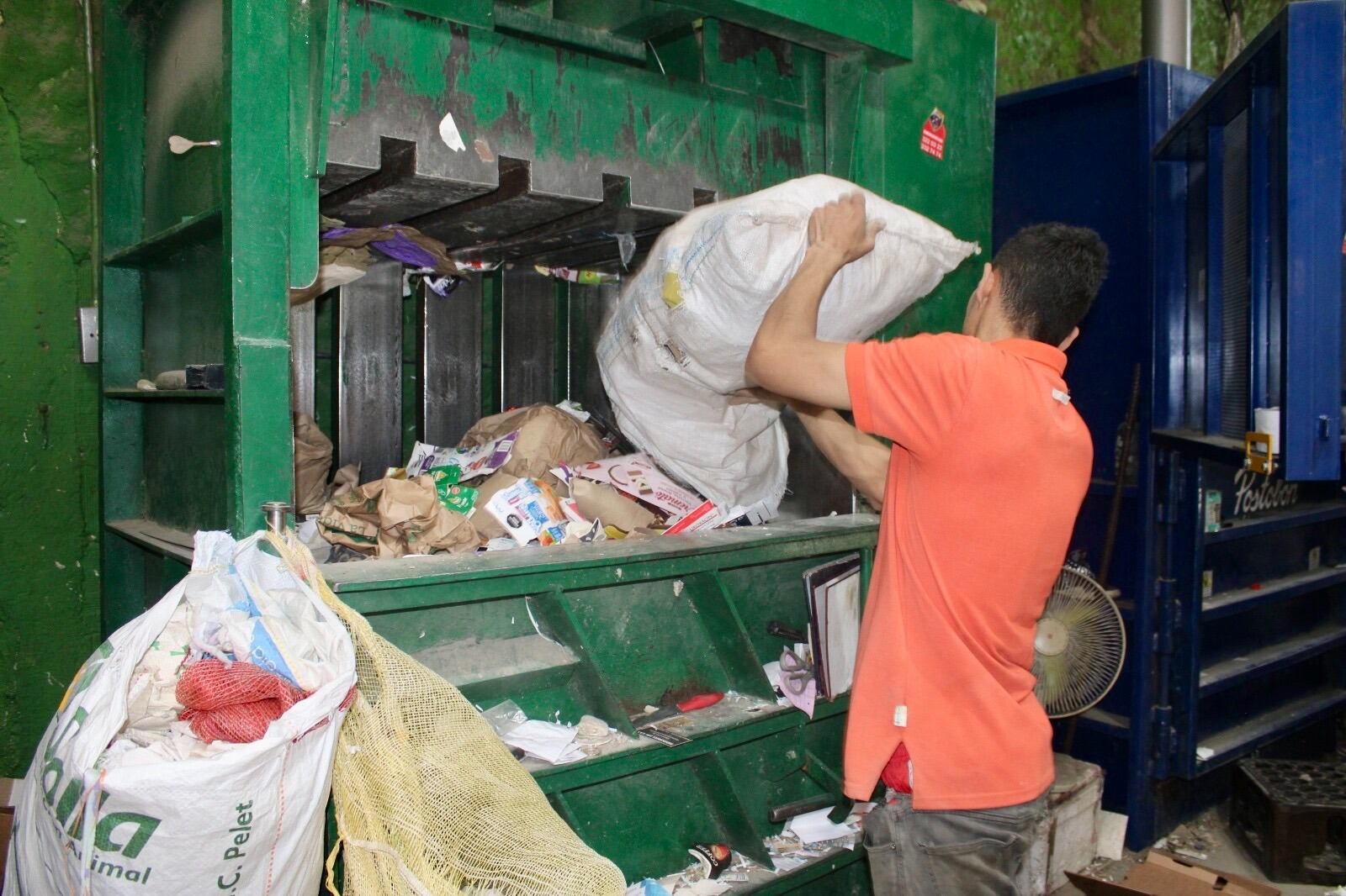 Separación de residuos en la Fundación Aburrá Verde. Foto: Alcaldía de Medellín