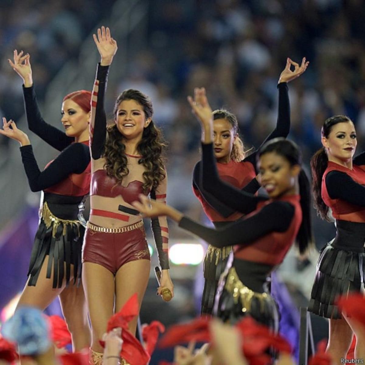 Otra de las actividades favoritas de los estadounidenses en esta fecha es mirar los partidos de fútbol americano de la NFL. En este año, el encuentro entre los Dallas Cowboys contra los Oakland Raiders fue uno de los favoritos, sobre todo por el espectáculo de medio tiempo con la cantante Selena Gómez.