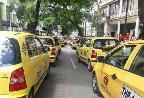 Alrededor de 20 taxistas se ubican en ese sector, pero en constante movimiento salen del lugar a prestar este servicio