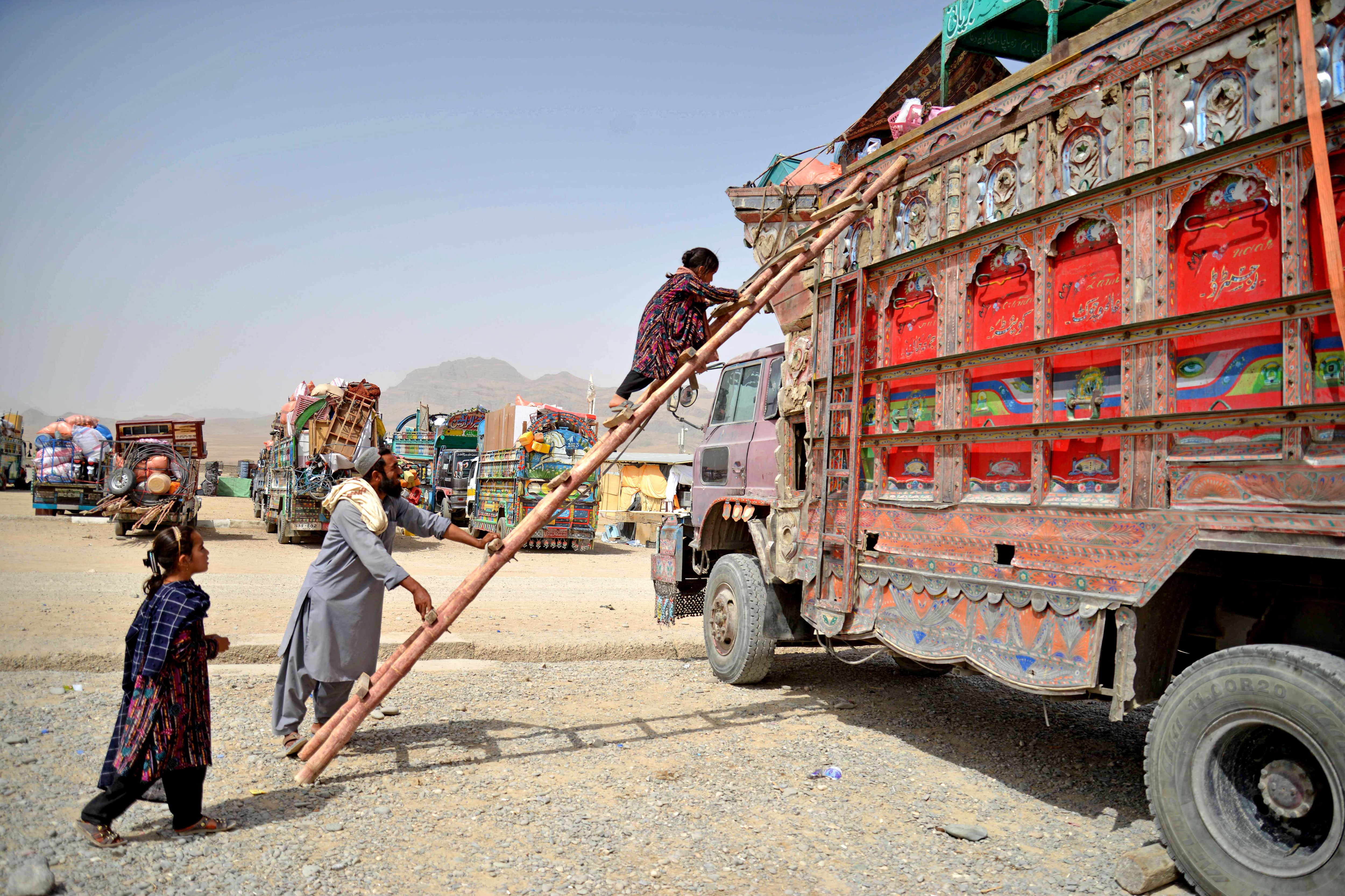 Ciudadanos afganos se trasladan a Afganistán. FOTO: SANAULLAH SEIAM/AFP via Getty Images