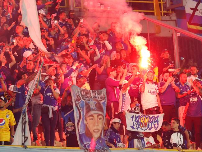 AMDEP4769. BOGOTÁ (COLOMBIA), 24/06/2023.- Hinchas de Millonarios animan hoy, en la final de la Primera División del fútbol profesional colombiano entre Millonarios y Atlético Nacional en el estadio El Campín en Bogotá (Colombia).EFE/ Mauricio Dueñas Castañeda