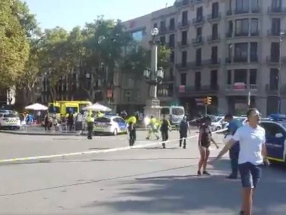 Camioneta arrolla a varias personas en Las Ramblas de Barcelona