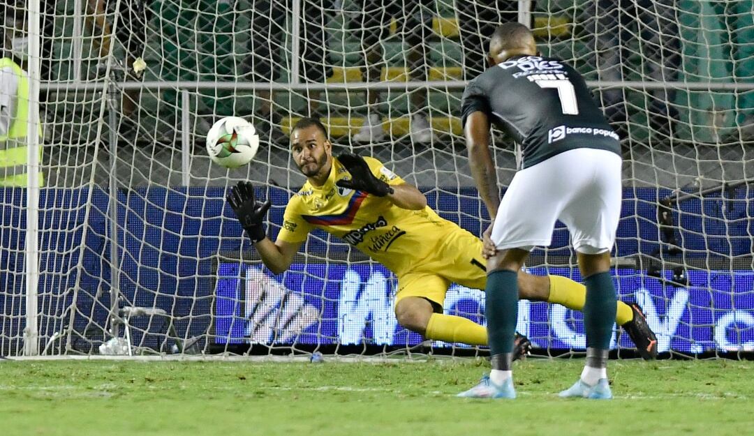 Humberto Acevedo, portero del Deportivo Cali, en el cobro del penal de Dorlan Pabón para el 3-3 definitivo.
