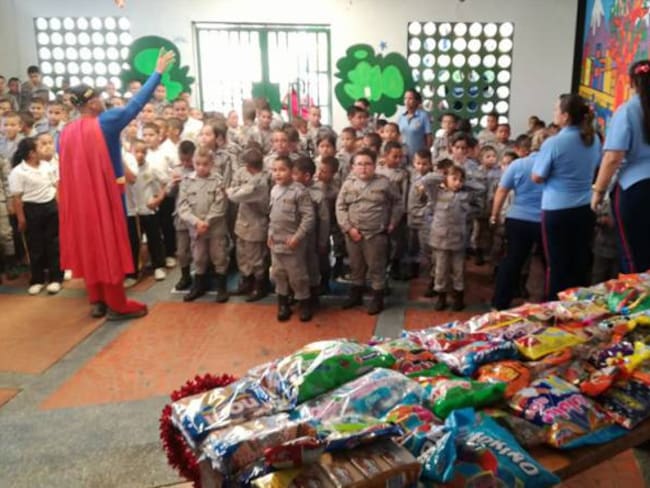 Santandereano recogió un millón de dulces para niños de la alta Guajira