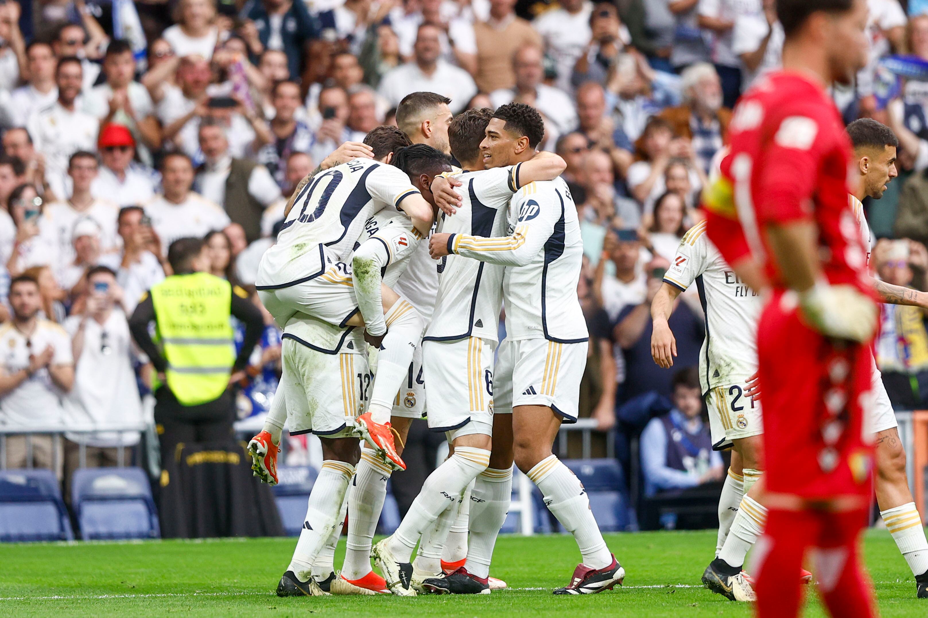 El centrocampista del Real Madrid Jude Bellingham (d) celebra tras marcar el 2-0 durante el partido de la jornada 34 de la Liga EA Sports que disputaron Real Madrid y Cádiz en el estadio Santiago Bernabéu en Madrid. EFE/Rodrigo Jiménez