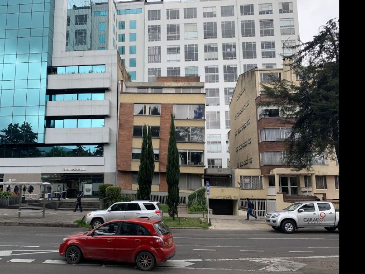 La historia del edificio inclinado de la calle 100 en Bogotá