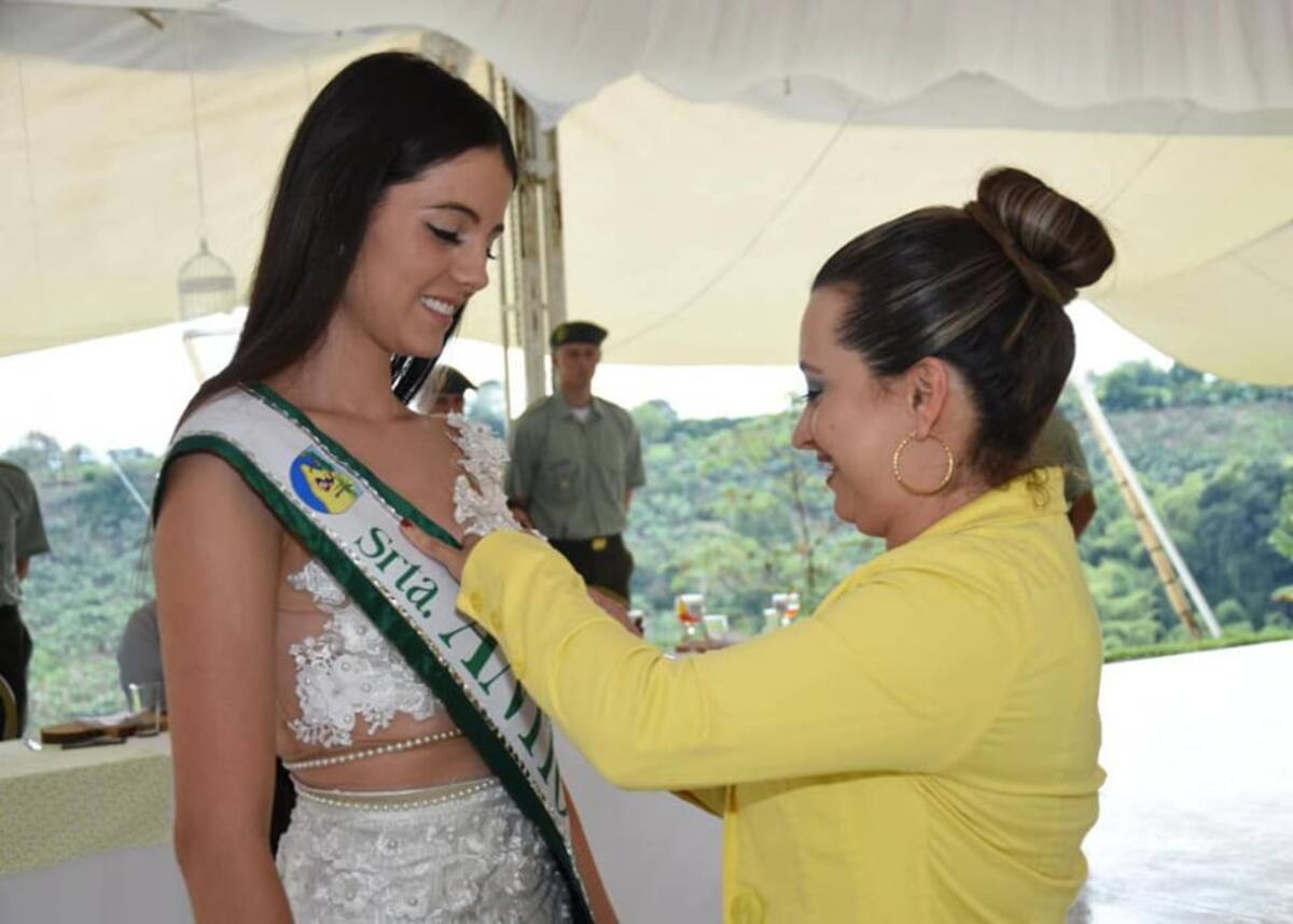 Alcaldesa de Calarcá, Yenni Trujillo en el recibimiento de las candidatas